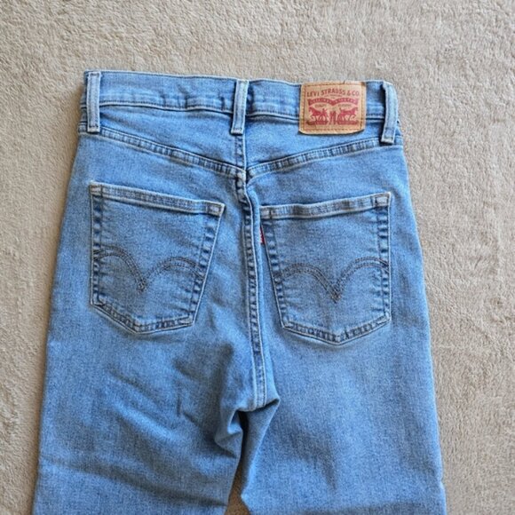 Levi's High Waisted Crop Flare Nip At The Bud Light Wash size 26 - Picture 8 of 13